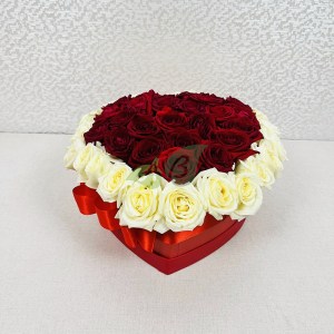 Композиция из 47 роз в коробке